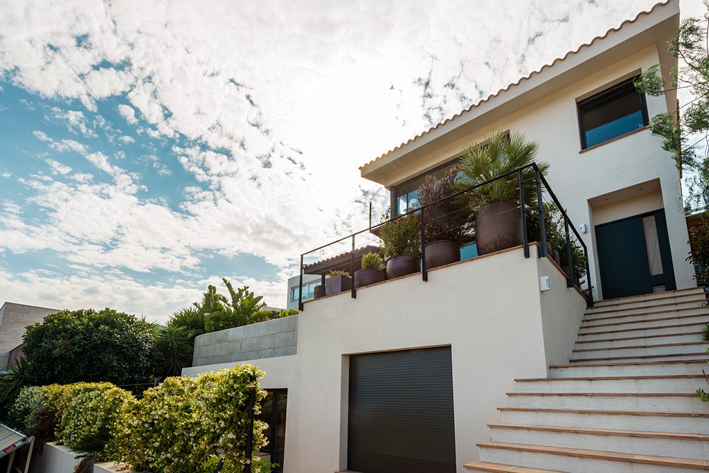 Detached Refurbished with infinity pool and views in Argentona