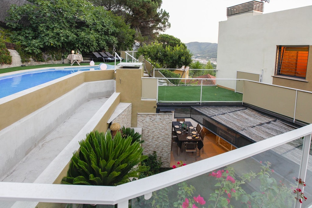 Modern house next to the beach in Argentona