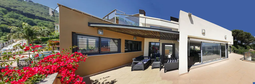 Modern house next to the beach in Argentona